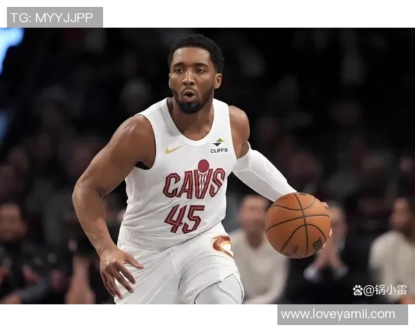 突破争议瞬间！米切尔面部遭击打引热议