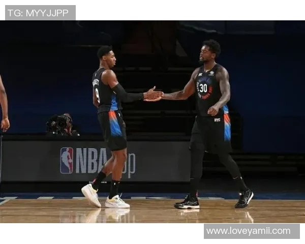 手感冰凉!特雷-杨穿粉色AJ40仅砍9分10助 手感冰凉!特雷-杨穿粉色AJ40仅砍9分10助